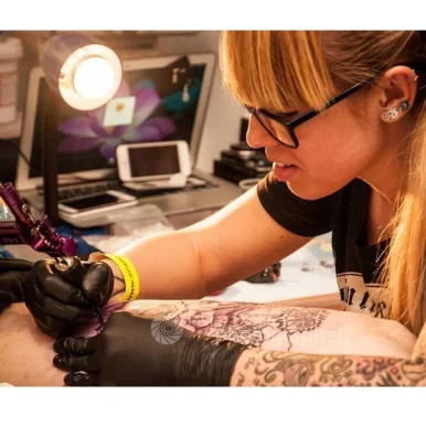 Blonde Girl Tattoo & Piercing, Cataluña - Foto 2